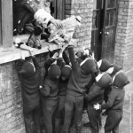 Babbo Natale distribuisce regali ai bambini alla Adoption Society a Leytonstone - Photo by Gerry Cranham - Fox Photos - Getty Images - 7 DICEMBRE 1938