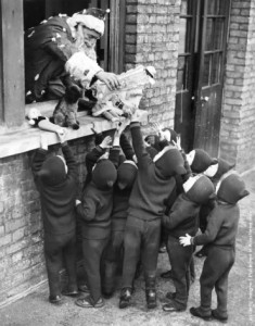 Babbo Natale distribuisce regali ai bambini alla Adoption Society a Leytonstone - Photo by Gerry Cranham - Fox Photos - Getty Images - 7 DICEMBRE 1938