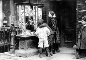 Bambini guardano le cartoline di Natale a New York 1910