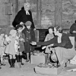 Distribuzione di giocattoli di Natale nel chiostro della Cattedrale di Durham. 6 gennaio 1939. Foto di Beamish