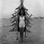 Donna vestita da albero di Natale 1936