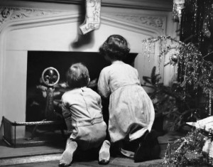 Due bambini in attesa di Babbo Natale. (Photo by George Marks - Retrofile - Getty Images). Stati Uniti, 1950 circa