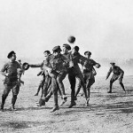 Durante la tregua di Natale del 1914, i soldati tedeschi e britannici giocano a calcio nella “terra di nessuno” tra le trincee