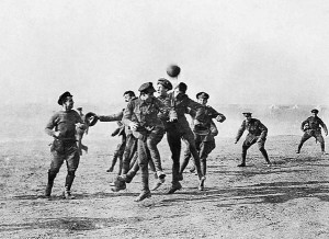 Durante la tregua di Natale del 1914, i soldati tedeschi e britannici giocano a calcio nella “terra di nessuno” tra le trincee