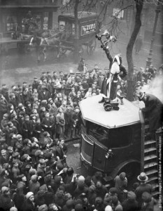 Festa di Natale per i bambini presso la Missione Hoxton, Londra. (Photo by Fox Foto - Getty Images). 18 nov 1933