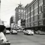 Nel 1950, la stella di Natale pende sopra Orange Avenue vicino al grande magazzino di Ivey