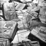 Pacchetti di Natale per i militari della seconda guerra mondiale dispersi o uccisi in azione si accumulano in un ufficio postale di New York 1944