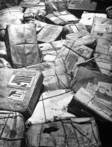 Pacchetti di Natale per i militari della seconda guerra mondiale dispersi o uccisi in azione si accumulano in un ufficio postale di New York 1944