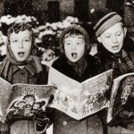 Tre giovani cantanti danno la loro interpretazione di una canzone di Natale sotto la neve. (Photo by Keystone - Getty Images). 1957