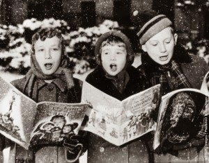 Tre giovani cantanti danno la loro interpretazione di una canzone di Natale sotto la neve. (Photo by Keystone - Getty Images). 1957