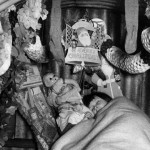 Un bambino dorme in un rifugio antiaereo addobbato con decorazioni nel Natale del 1940