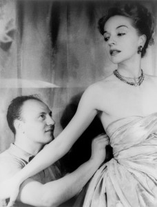 Il fashion designer Pierre Balmain apporta alcune modifiche all'abito dell'attrice Ruth Ford. Foto di Carl Van Vechten, 9 November 1947.