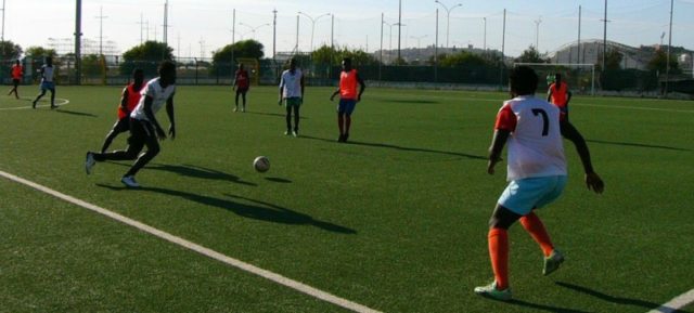 I ragazzi di "Calcio oltre i confini" durante un allenamento