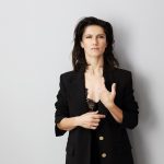 Il futuro (della scuola) è in tavola. Cena in streaming con Elisa e altri artisti per raccogliere fondi