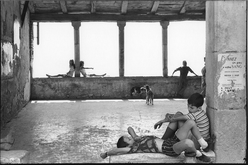 Henri Cartier-Bresson, 'Simiane-la-Rotonde, France, 1969', épreuve gélatino-argentique de 1973 © Fondation Henri Cartier-Bresson / Magnum Photos