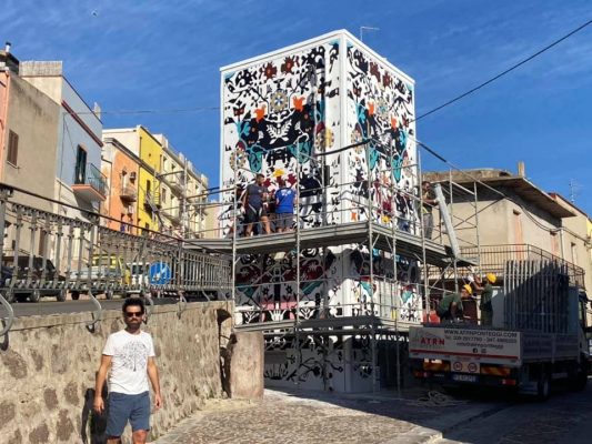 Giorgio Casu e l’opera realizzata sulla cabina di E-Distribuzione, “Is Nuus Nous”