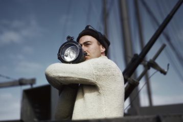 Robert Capa. Un membro dell'equipaggio segnala a un'altra nave di un convoglio alleato che attraversa l'Atlantico 1942 Credits Robert Capa International Center of Photography Magnum Photos