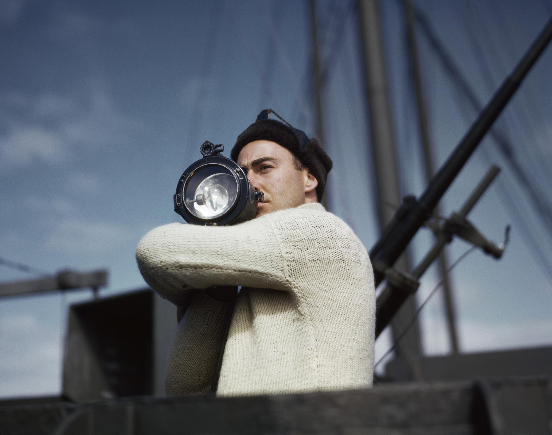 Robert Capa. Un membro dell'equipaggio segnala a un'altra nave di un convoglio alleato che attraversa l'Atlantico 1942 Credits Robert Capa International Center of Photography Magnum Photos