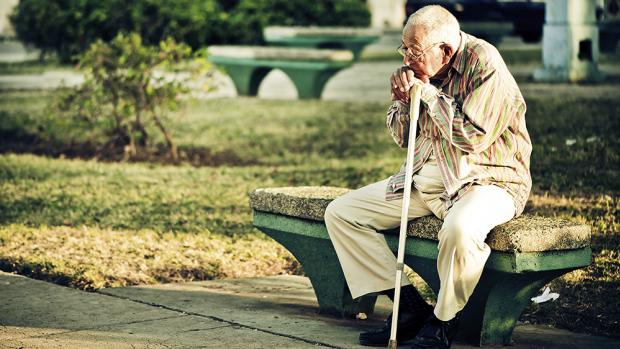 La solitudine degli anziani. Una morte lenta - Mediterranea
