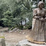 La statua di bronzo sul monte Ortobene: Grazia Deledda per l’eternità.