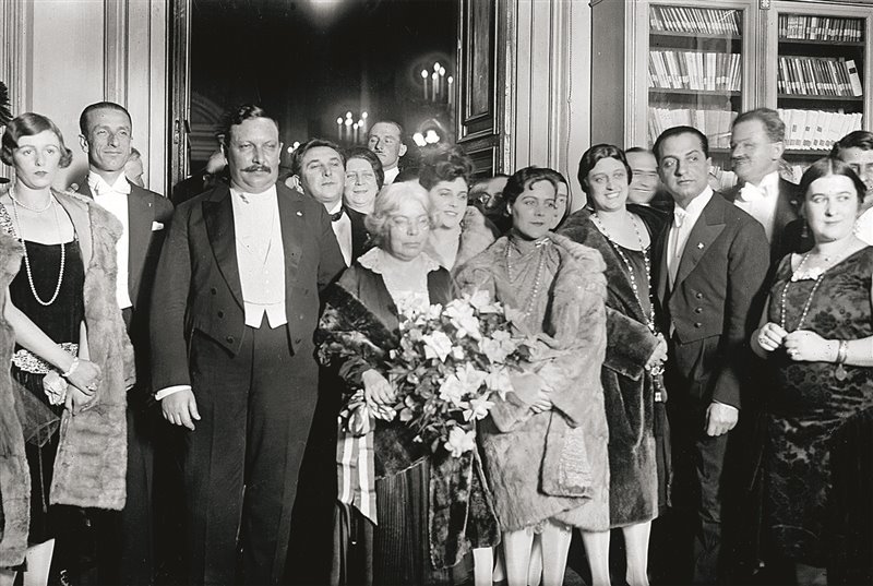 Grazia Deledda riceve il Premio Nobel per la letteratura nel 1927