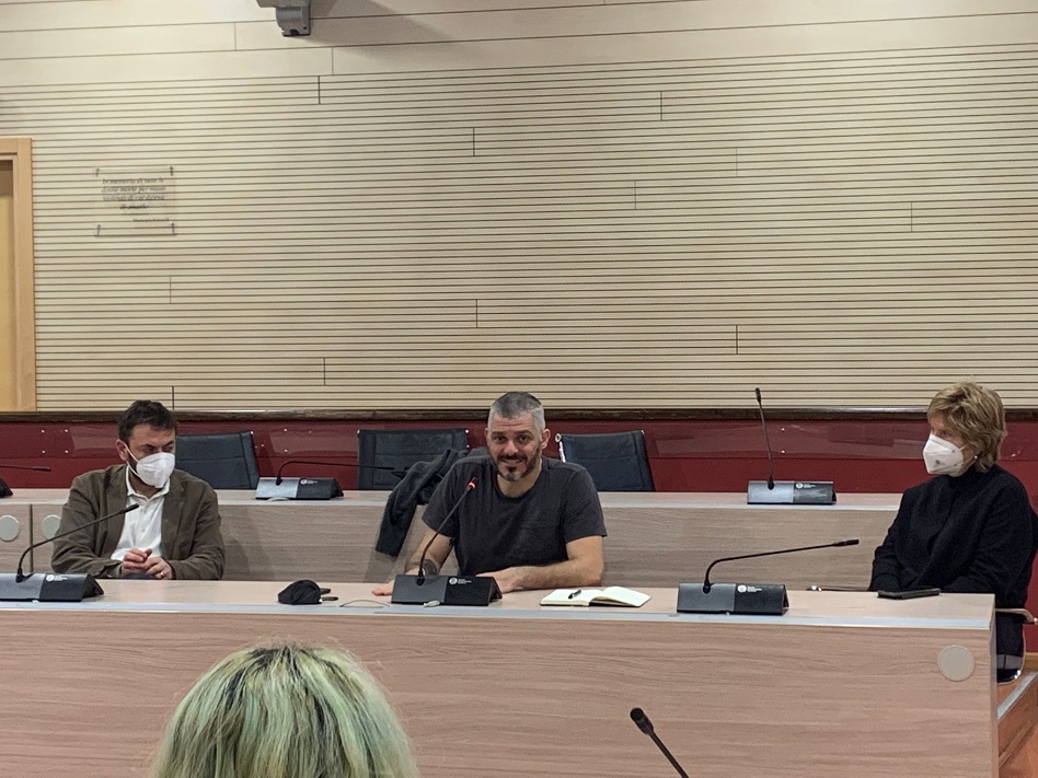 Valerio Nicolosi durante l'incontro presso la sala consiliare del III municipio di Roma Capitale, con il presidente Paolo Marchionne