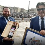 Gaetano Catando in Piazza San Pietro con la Bottiglia dedicata a Papa Francesco