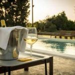 Cantine con piscina o piscine tra le vigne: il connubio perfetto per l’estate