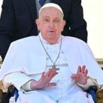 Papa Francesco migliora, Vaticano: “Prolungati periodi senza ossigeno”