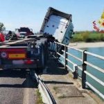 Sfonda guardrail e resta in bilico sul Po: paura per camion a Cremona